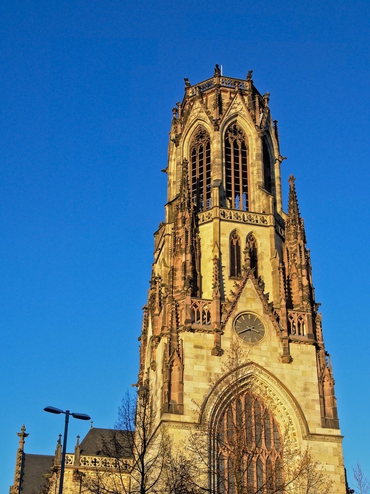 Der Turm der neugotischen Agneskirche im Agnesviertel in Köln