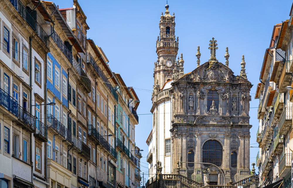 Der Turm Torre dos Clérigos ragt über die Dächer von Porto