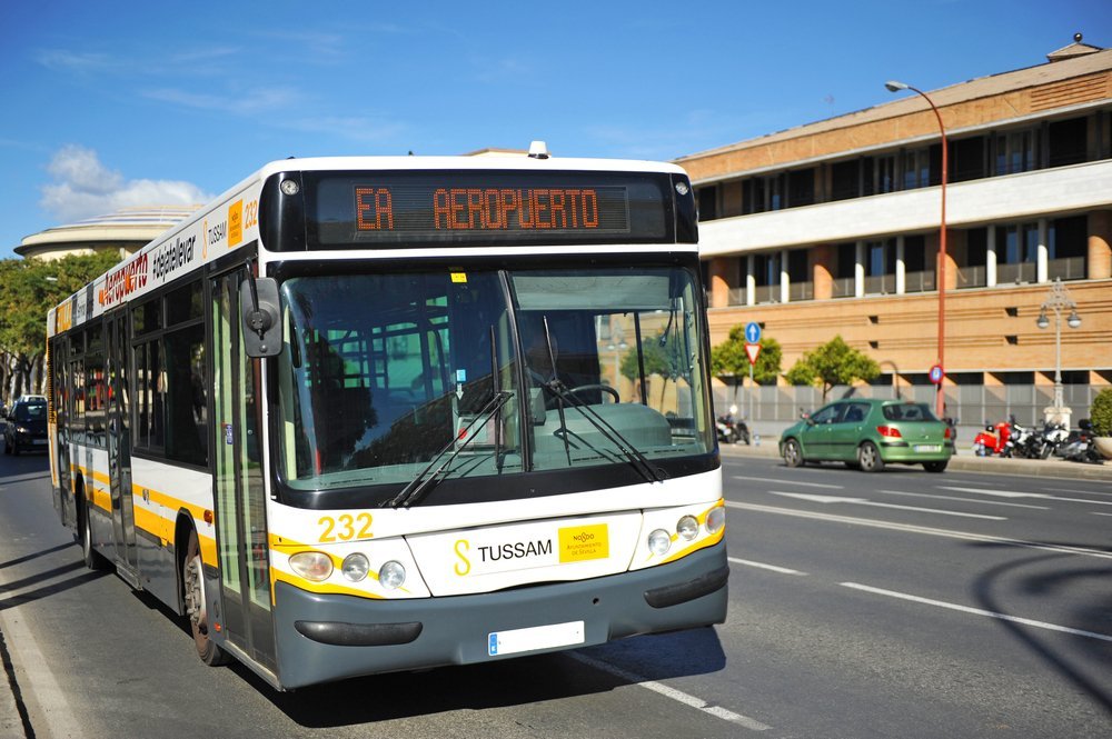 Der TUSSAM-Bus EA zwischen dem Zentrum von Sevilla und dem Flughafen
