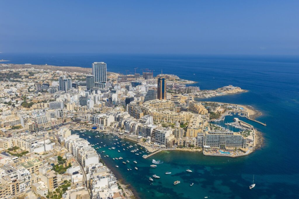 Die Uferpromenade von Sliema aus der Luft