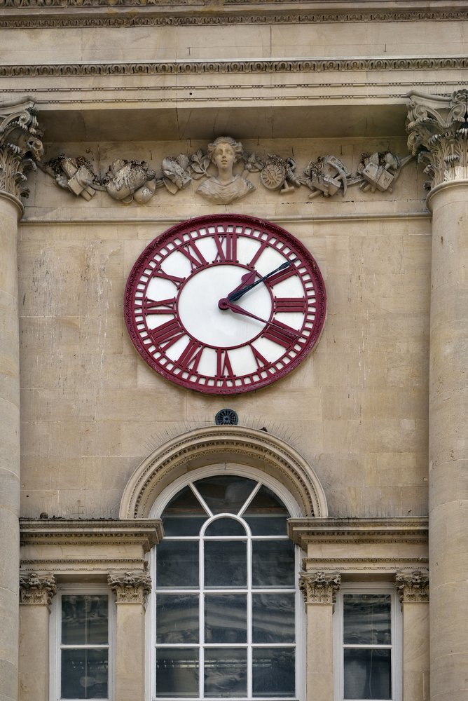 Die Uhr an der Corn Exchange beim St Nicholas Market in Bristols Old Town