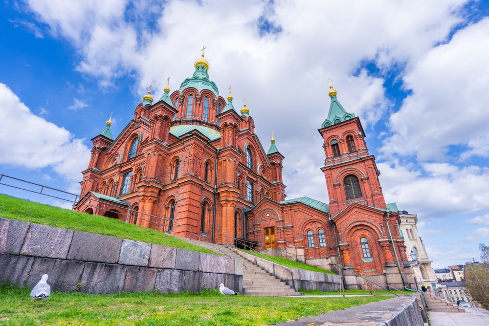 Die Uspenski-Kathedrale mit roten Ziegeln und grüner Kuppel auf Katajanokka in Helsinki