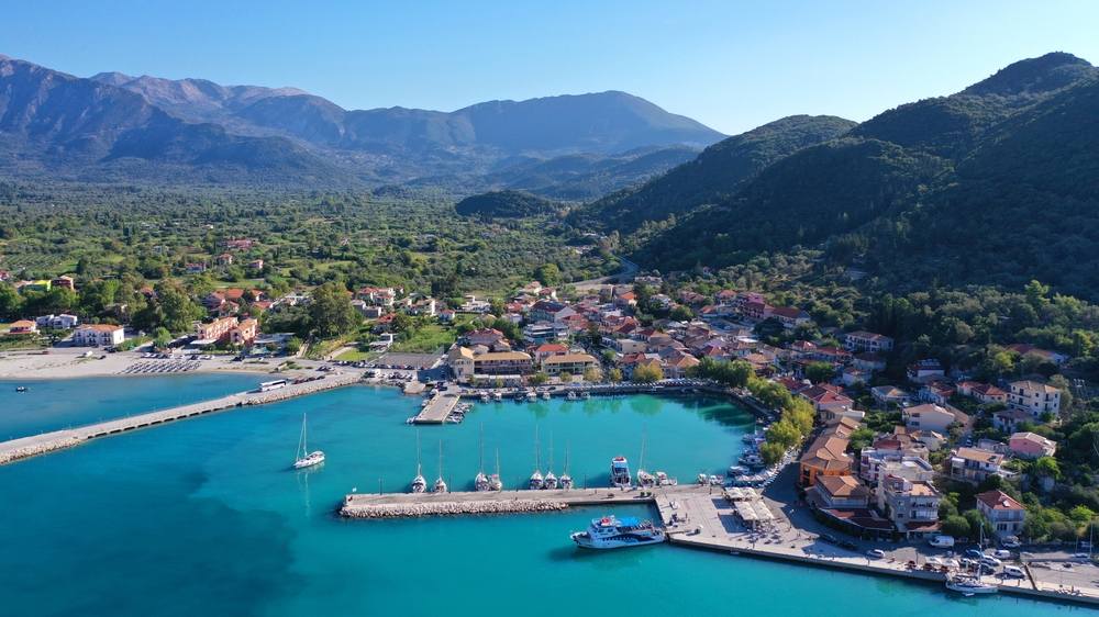 Luftaufnahme von Vasiliki und der Bucht mit dem Hafen auf Lefkada