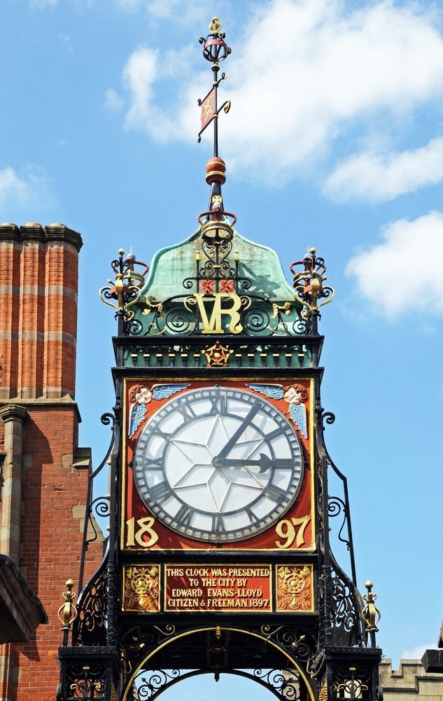 Die verzierte Uhr über dem Eastgate auf der Stadtmauer von Chester