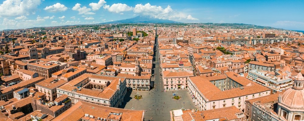 Die Via Etnea in Catania aus der Luft mit dem Ätna am Ende der Straße