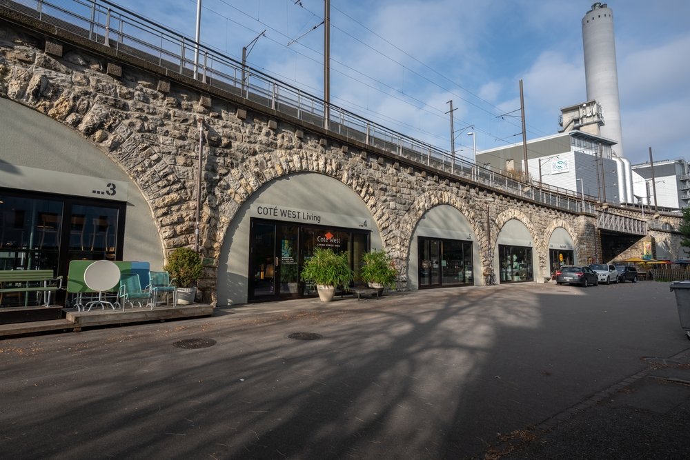 Im Viadukt mit Geschäften unter den Eisenbahnbögen in Zürich West
