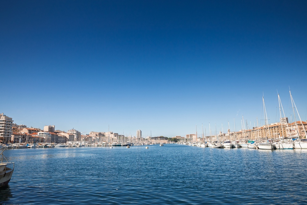 Der Vieux-Port in Marseille mit Segelbooten und Jachten an der Hafenfront