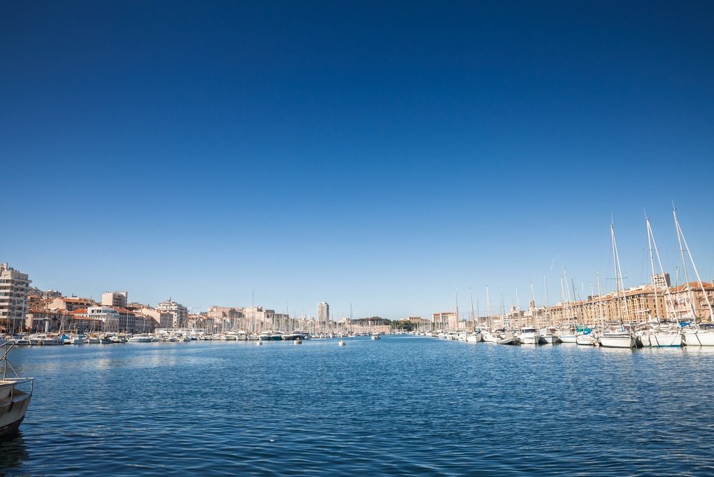 Vieux-Port in Marseille mit Segelbooten entlang der Hafenpromenade