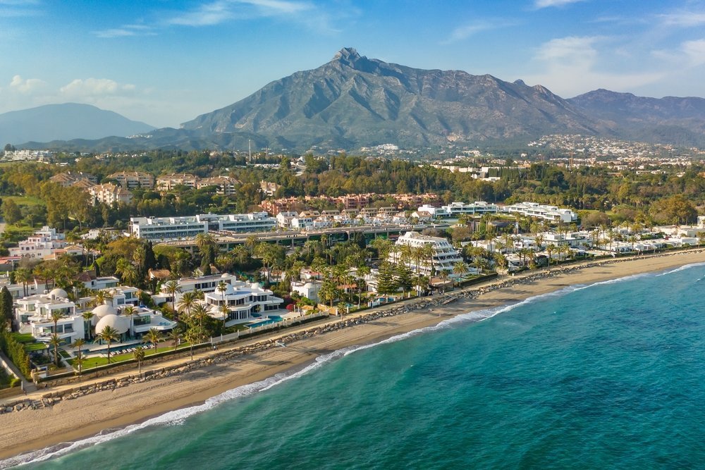 Villen und Hotels am Strand der Golden Mile in Marbella mit dem Berg La Concha