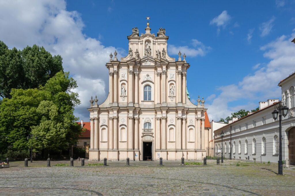 Die Visitantinnenkirche an der Straße Krakowskie Przedmieście in Warschau