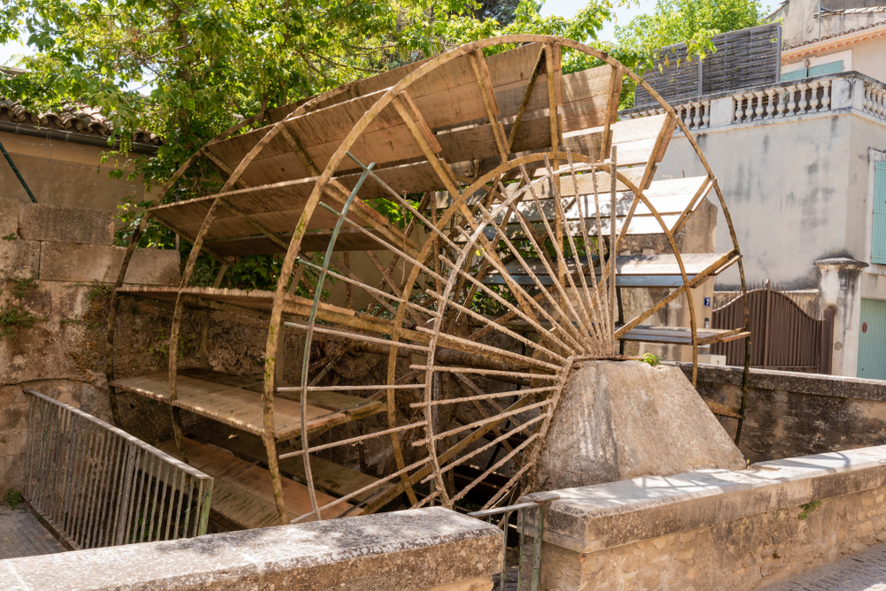 Wasserrad am Kanal in L'Isle-sur-la-Sorgue in der Provence