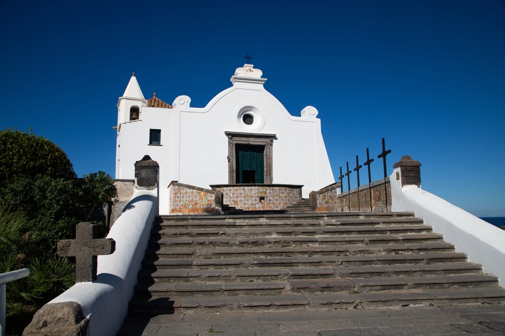 Die weiße Kirche Chiesa del Soccorso in Forio auf Ischia
