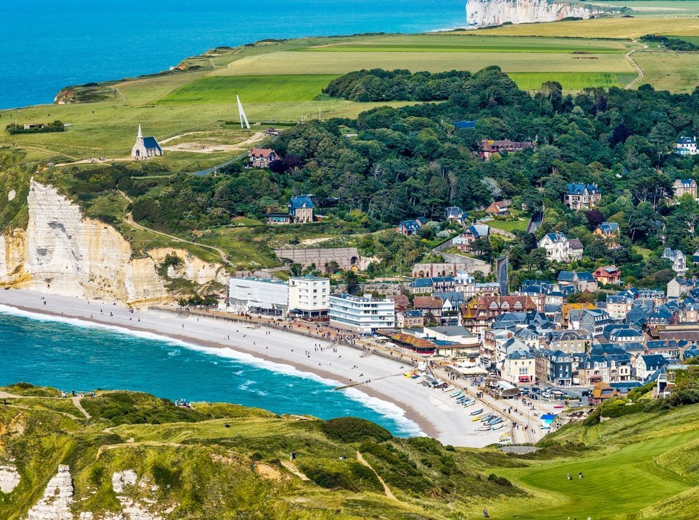 Die weißen Kreidefelsen mit dem Felsbogen Porte d'Aval und der Felsnadel bei Étretat