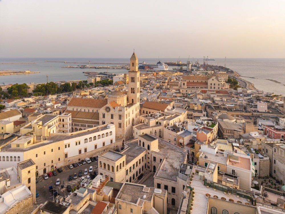 Luftaufnahme der Bari Vecchia und der Basilica di San Nicola bei Sonnenaufgang in Bari