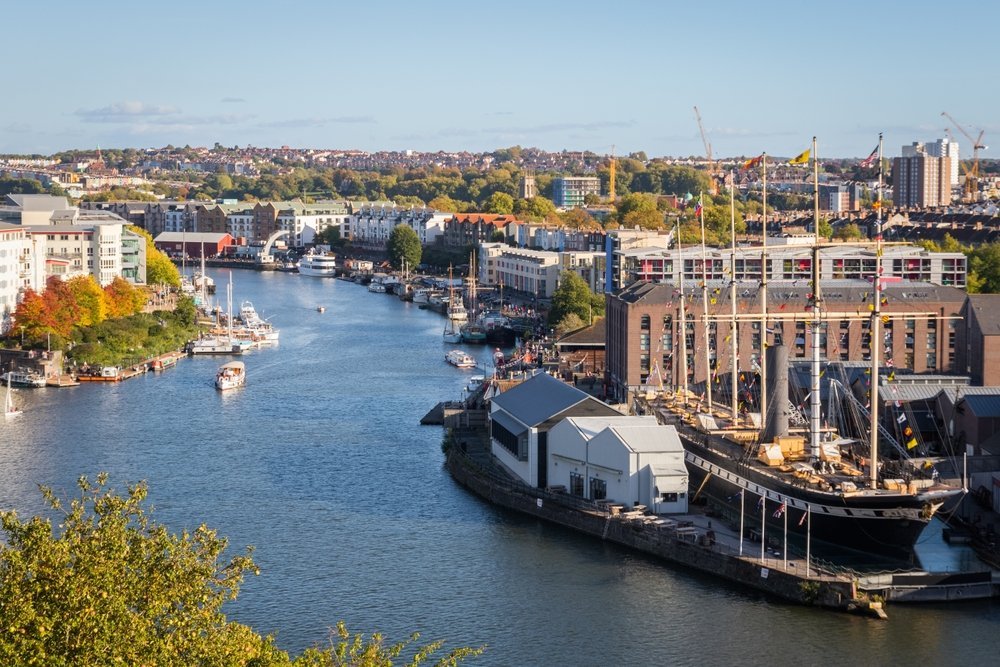 Die Hafenpromenade von Bristol mit Harbourside und der SS Great Britain