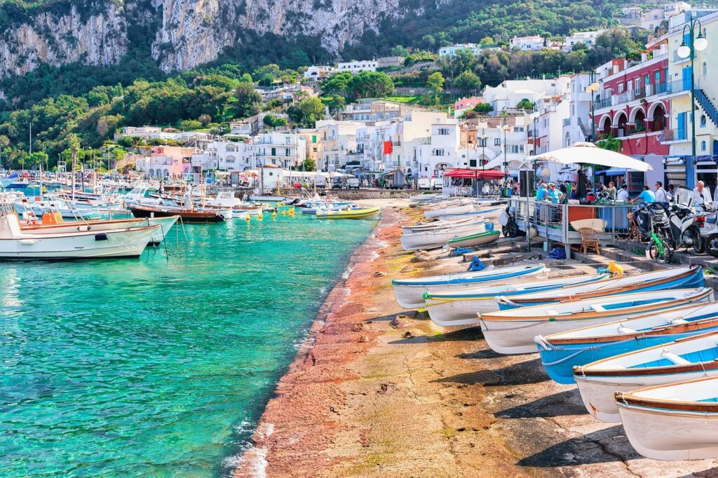 Die Stadt Capri mit weißen Häusern zwischen den Bergen und dem Meer auf Capri