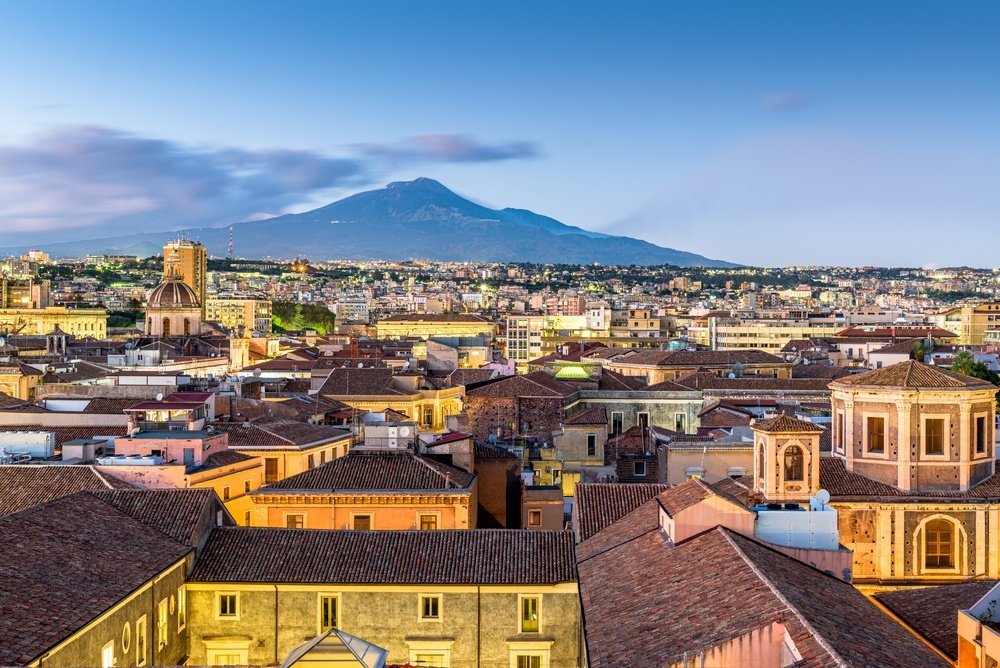 Blick über Catania mit dem Vulkan Ätna im Hintergrund