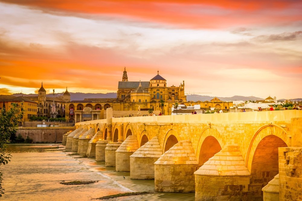 Mezquita-Catedral und Puente Romano in Córdoba bei Sonnenuntergang