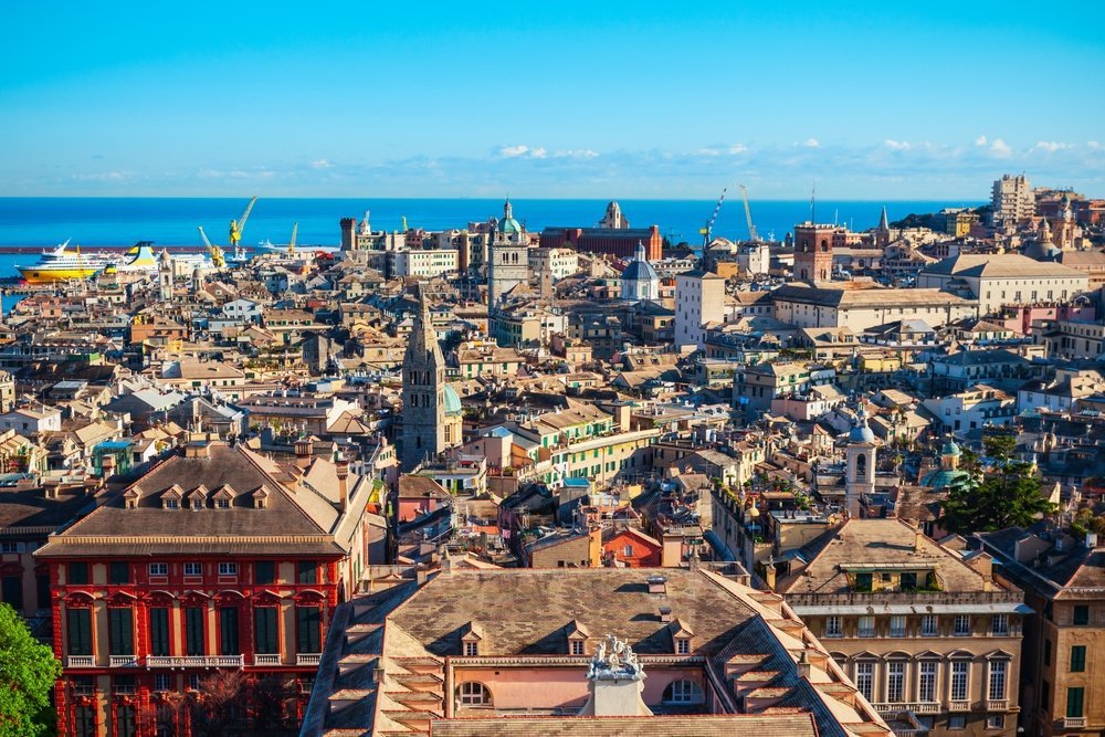 Luftaufnahme von Genua mit der Altstadt und dem Hafen in Ligurien
