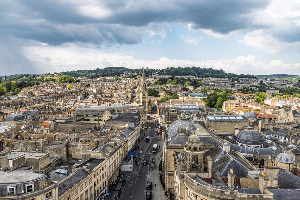Luftaufnahme von Bath in England mit der historischen georgianischen Architektur und grünen Hügeln