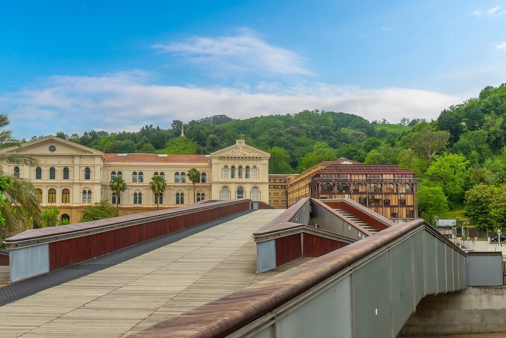 Die Fußgängerbrücke Pedro Arrupe und die Universität Deusto in Bilbao