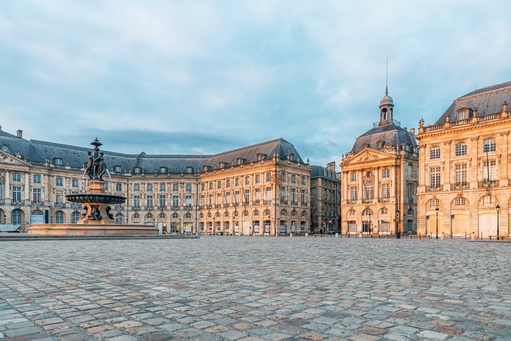 Die Place de la Bourse und der Brunnen der Drei Grazien in Bordeaux