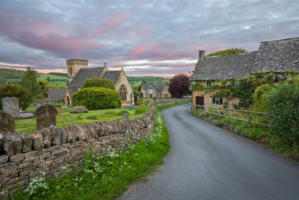 Steinhäuser und die Kirche St. Barnabas im Dorf Snowshill in den Cotswolds