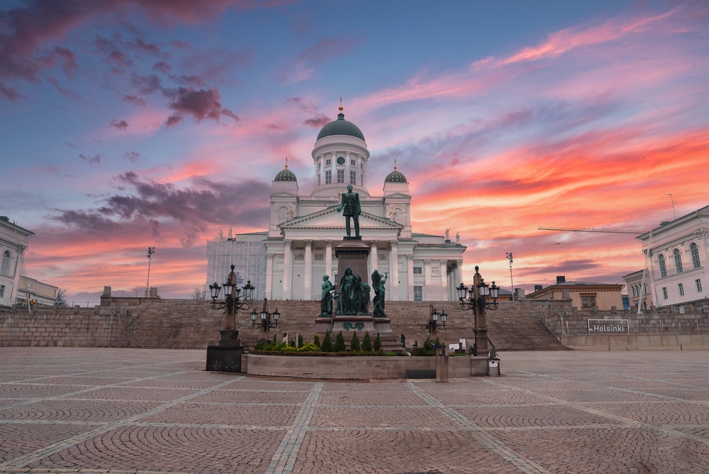 Der Dom von Helsinki mit den grünen Kuppeln am Senatsplatz bei Sonnenuntergang