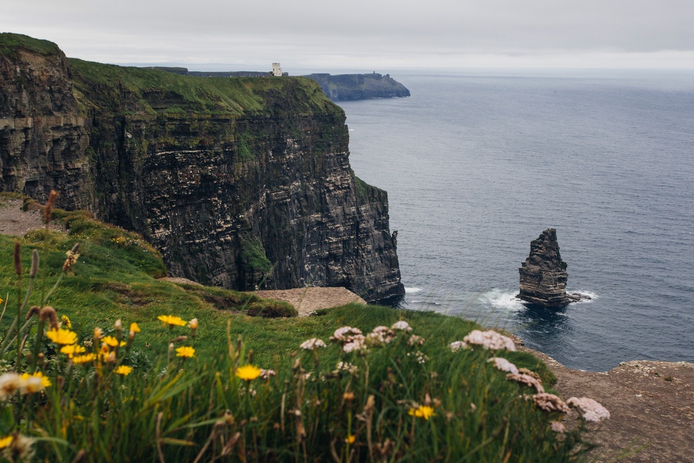Die Cliffs of Moher mit der zerklüfteten Küste in Irland