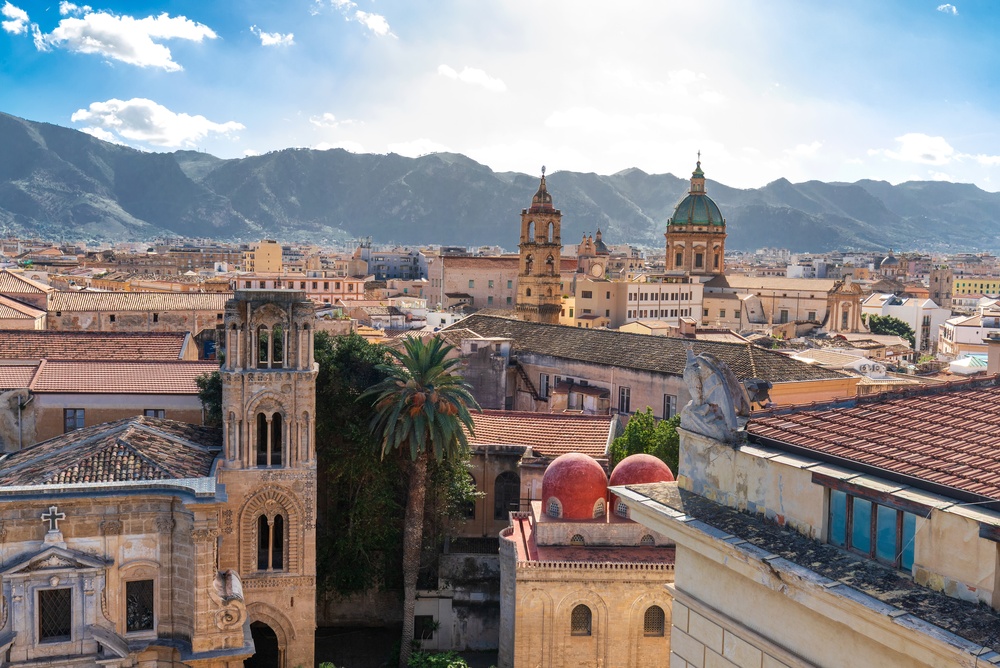 Palermo mit historischen Kirchen und Bergen im Hintergrund