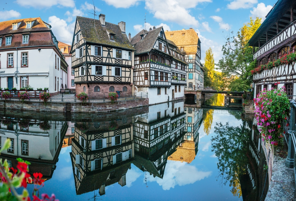 Fachwerkhäuser in Petite France, die sich in den Kanälen von Straßburg spiegeln