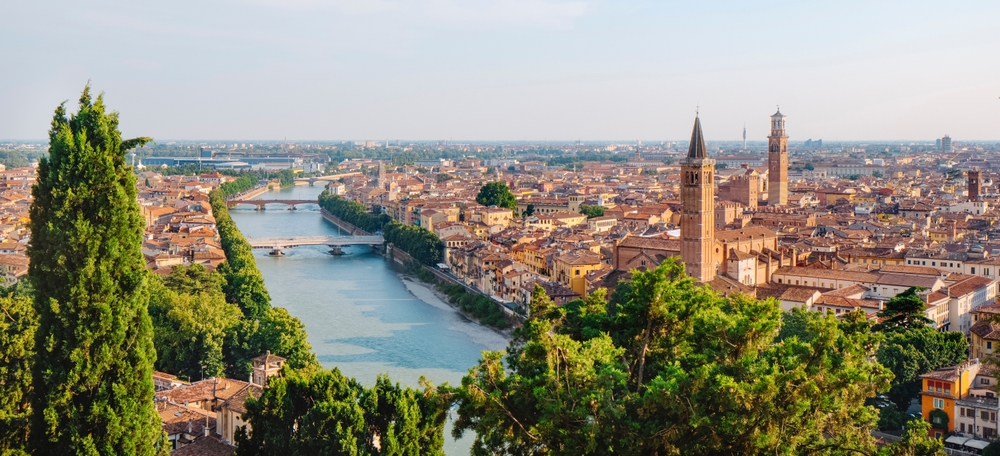 Panorama über Verona mit der Etsch, die sich durch die Stadt schlängelt