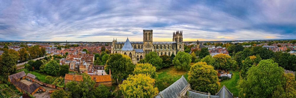 Das York Minster und die Dächer von York aus der Luft