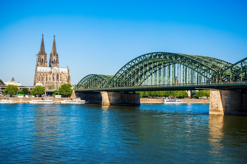 Kölner Dom und Hohenzollernbrücke, vom anderen Rheinufer aus gesehen, in Köln