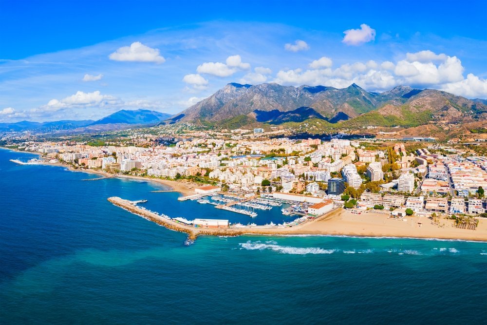 Luftaufnahme von Marbella mit dem Yachthafen, dem Strand und dem Berg La Concha