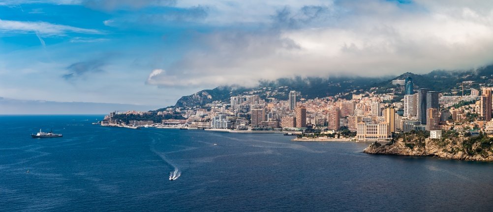 Luftaufnahme von Monaco mit Monte-Carlo, Port Hercule und dem Larvotto-Strand