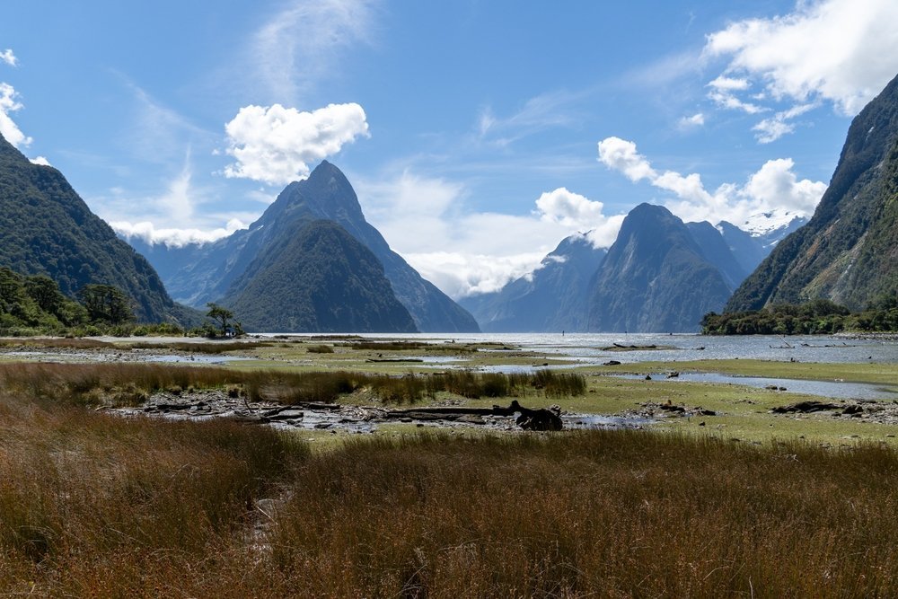 Wo man in Neuseeland übernachten sollte: Mitre Peak über dem Milford Sound im Fiordland