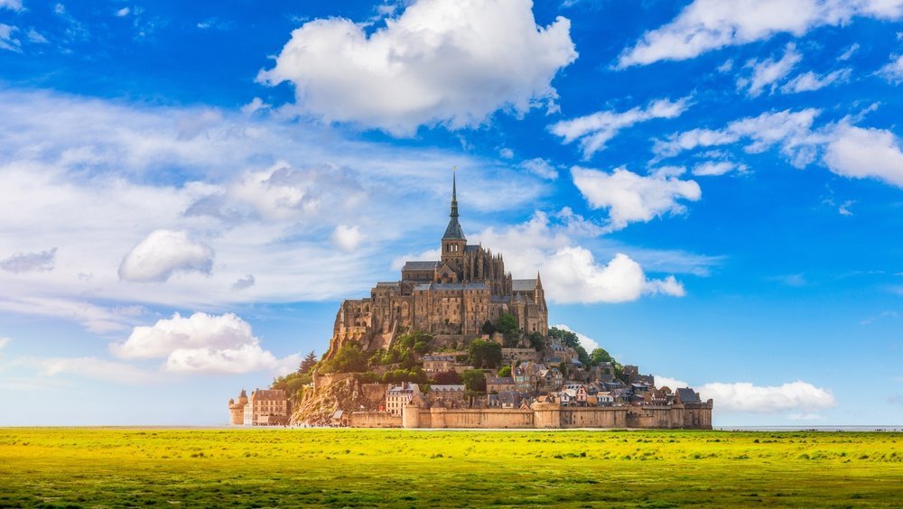 Wo übernachtet man in der Normandie: Mont-Saint-Michel mit der Abtei auf der Felseninsel in der Bucht