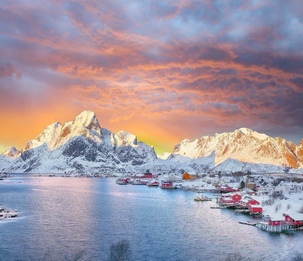 Wo man in Norwegen übernachten kann: Reine auf den Lofoten mit roten Rorbuer-Hütten unter den Bergen
