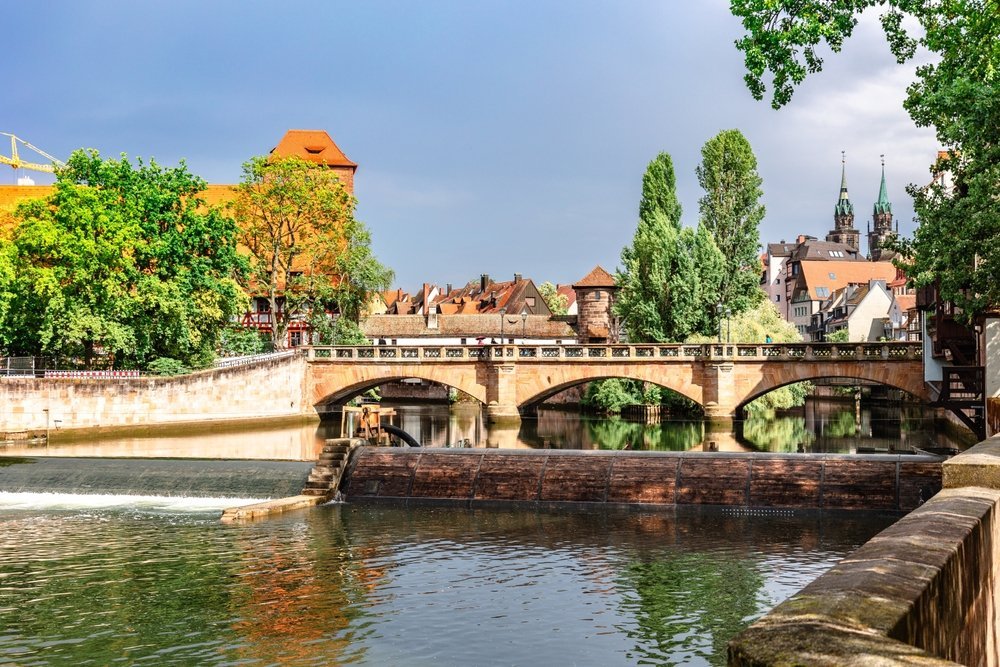 Farbenfrohe Fachwerkhäuser und Brücken über die Pegnitz in der Nürnberger Altstadt