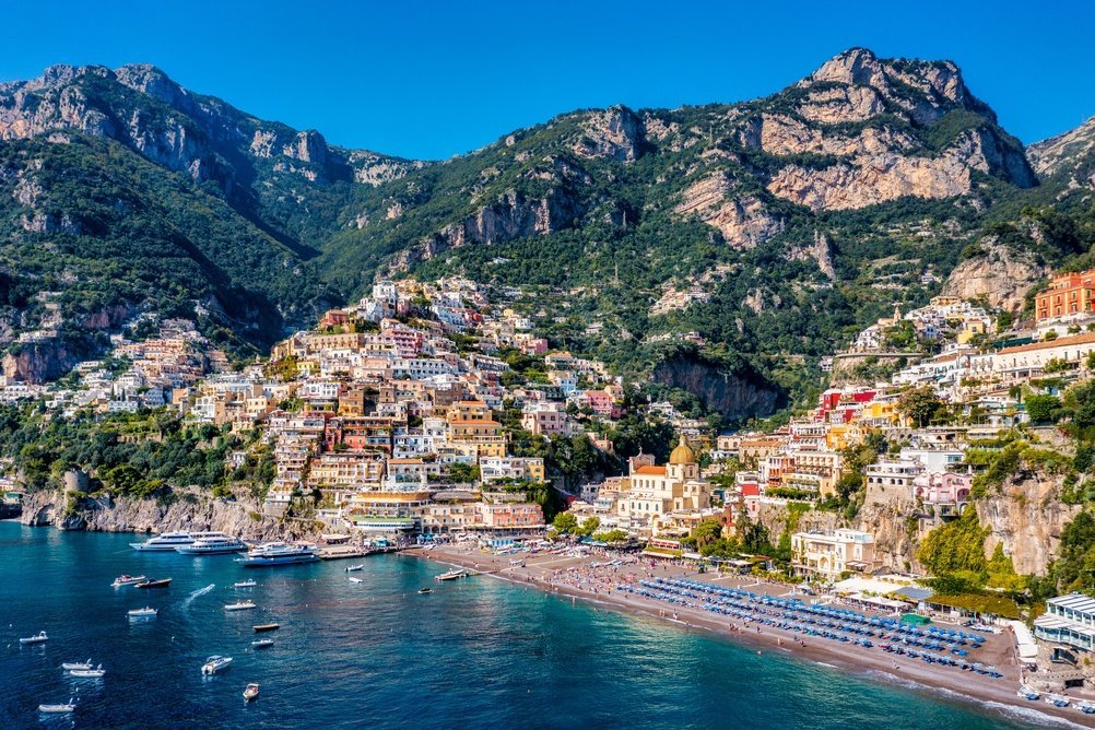 Luftaufnahme von Positano und dem Strand Spiaggia Grande an der Amalfiküste