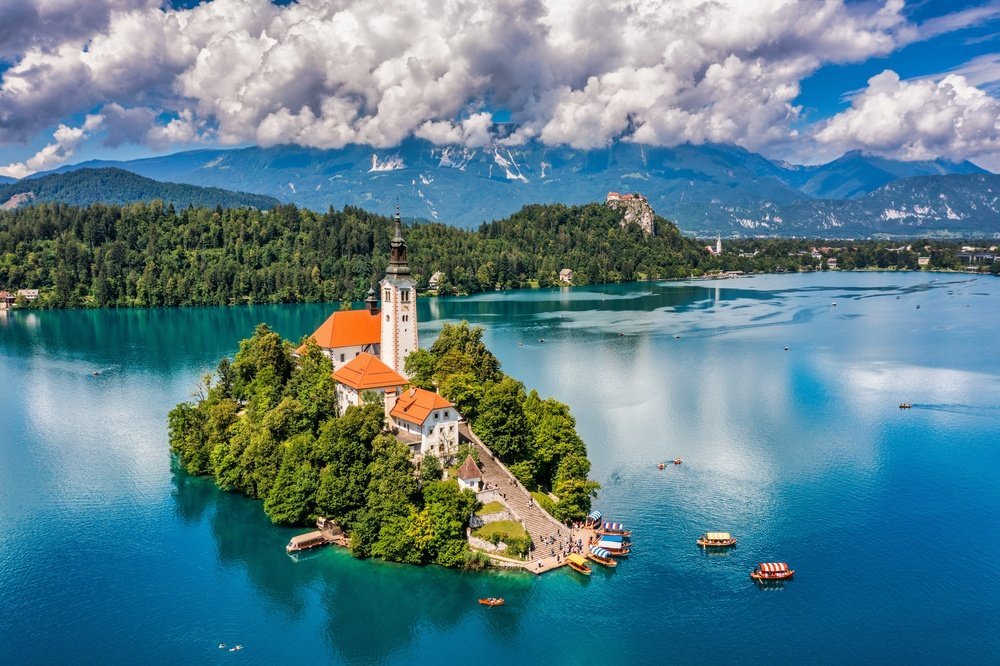 Wo man in Slowenien übernachten sollte: Der Bleder See mit der Insel und der Kirche vor den Julischen Alpen