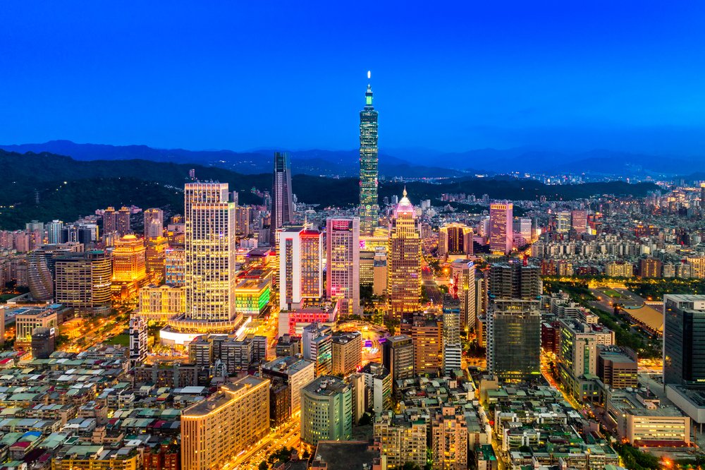 Taipei 101 und eine belebte Straße im Geschäftsviertel Xinyi in Taipeh