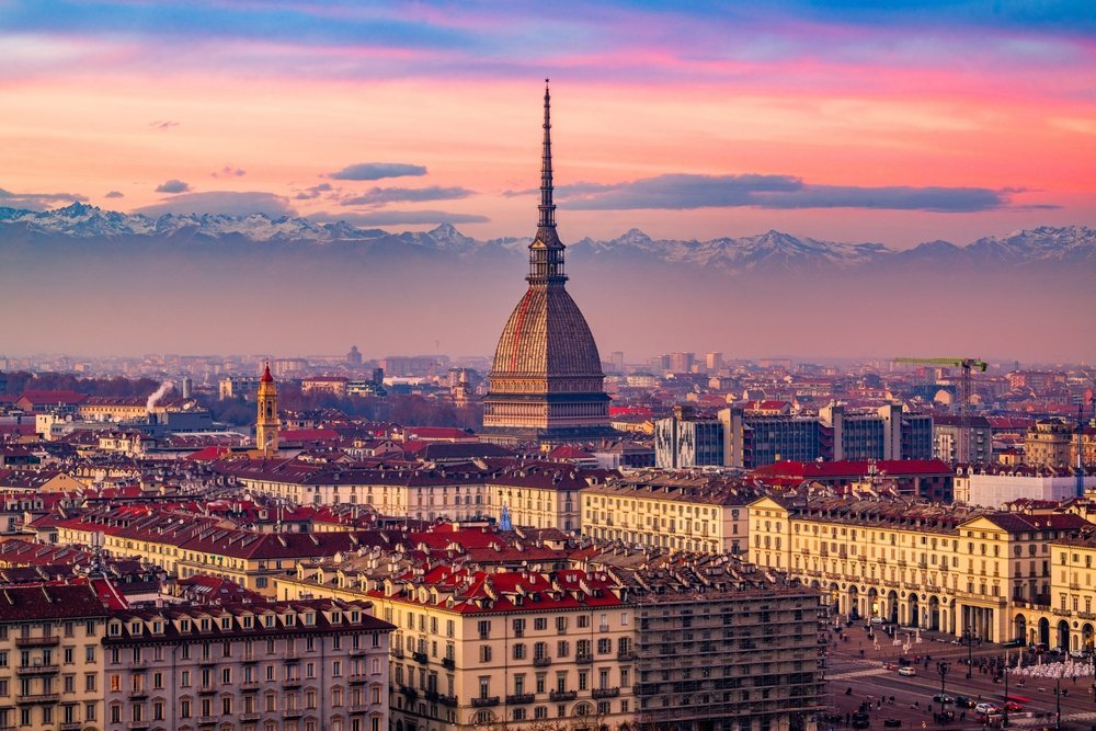 Blick über Turin mit der Mole Antonelliana und den Alpen im Hintergrund