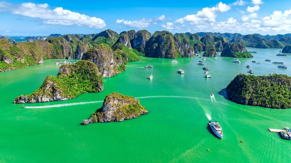 Wo man in Vietnam übernachten sollte: Kreuzfahrtschiffe zwischen den Kalksteininseln in der Halongbucht