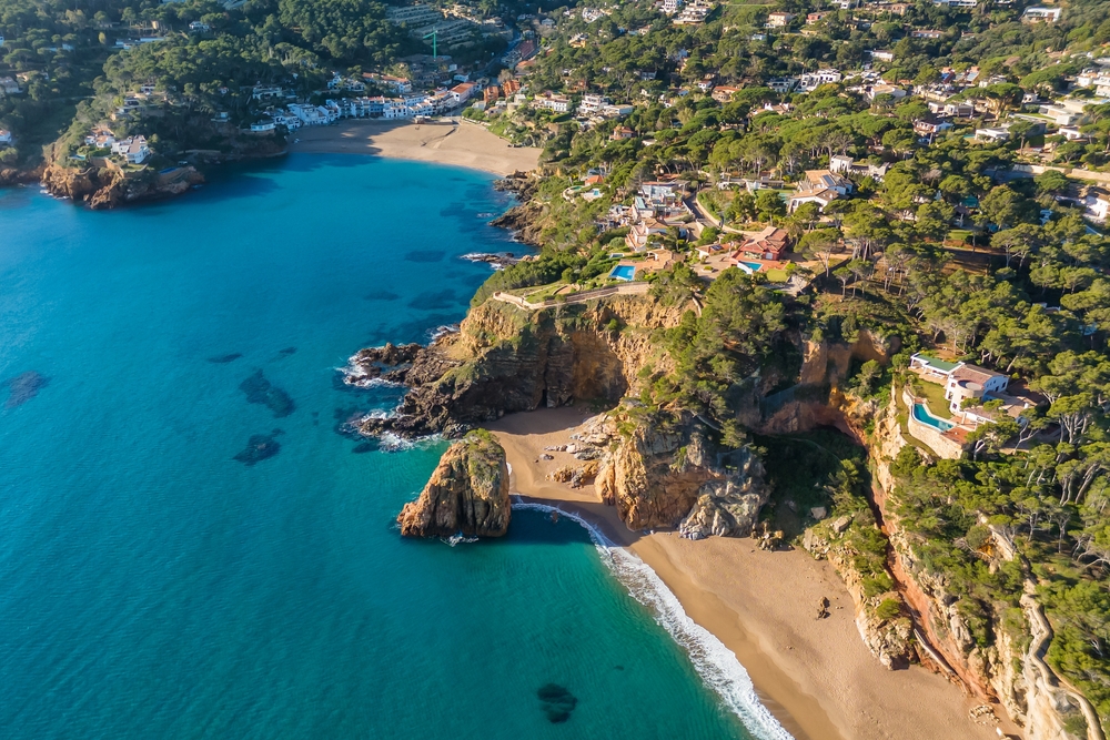 Die Küste der Costa Brava am Mittelmeer mit Felsen, Buchten und klarem Wasser