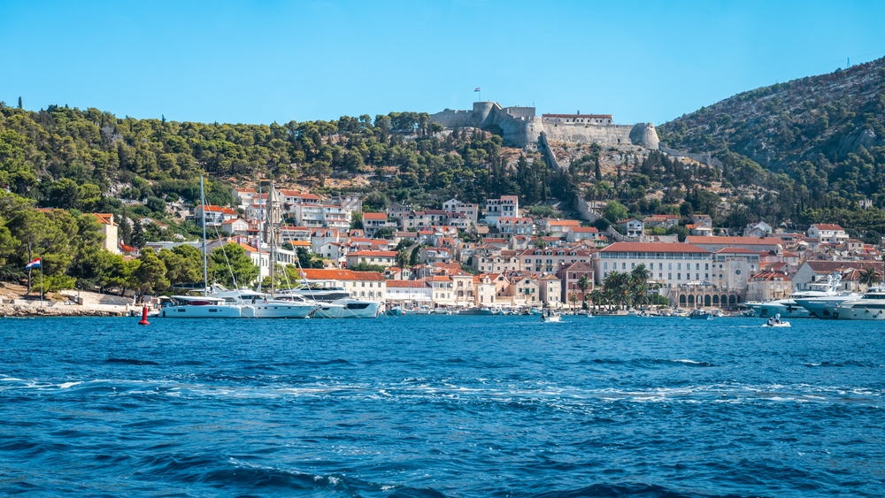 Panoramablick über Hvar-Stadt und den Hafen mit der Festung Fortica auf dem Hügel