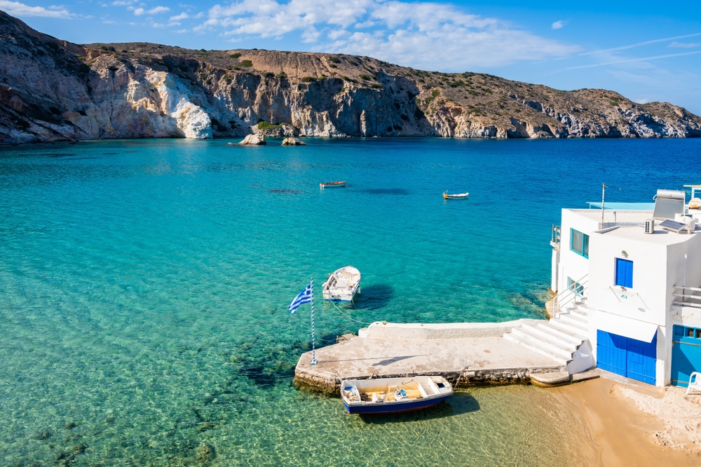 Die Bucht von Firopotamos auf Milos mit den weißen Häusern