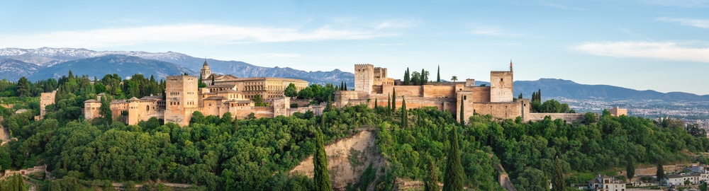 Panoramablick über die Alhambra in Granada mit den Bergen der Sierra Nevada im Hintergrund