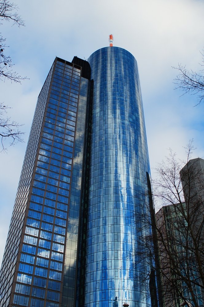 Der Wolkenkratzer Main Tower mit seiner Aussichtsplattform in Frankfurt